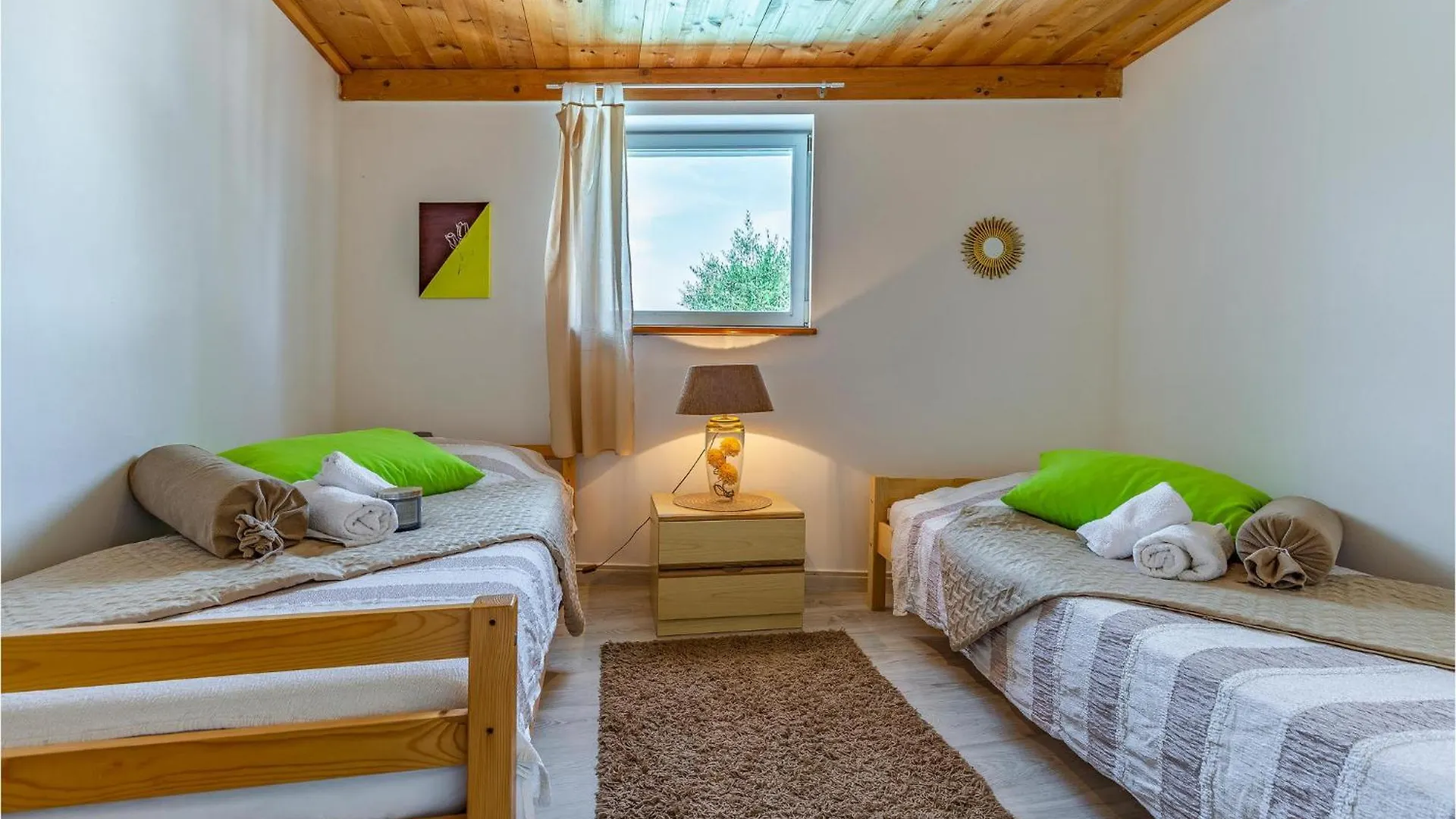 2 Bedroom Stunning Home In Sisan 0*,